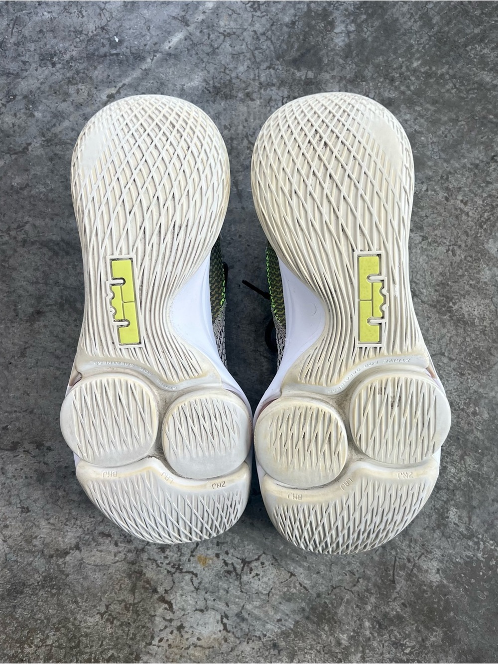 Nike LeBron Witness 4 String Volt Basketball Shoes Men’s Size 10 BV7427 - Picture 7 of 10